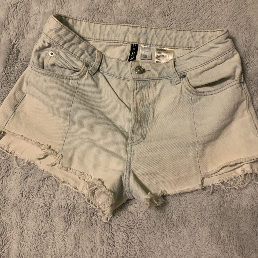 H&M Light wash distressed jean shorts